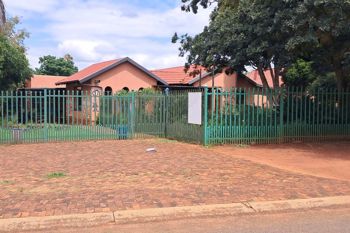 ### EXCEPTIONAL PROPERTY - Photo 4