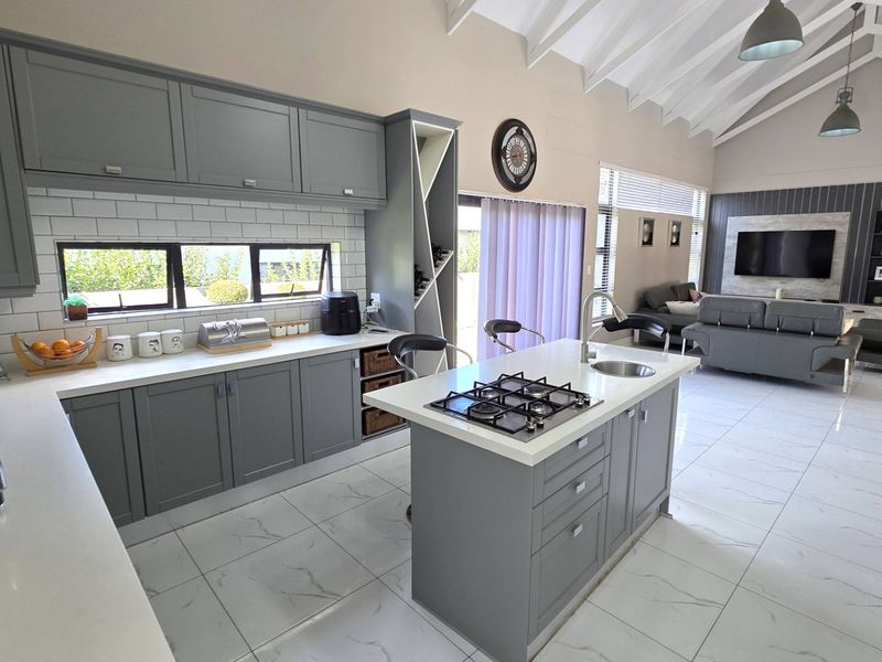 Modern 4 Bedroom Family Home in Leloko Lifestyle Estate - Photo 4