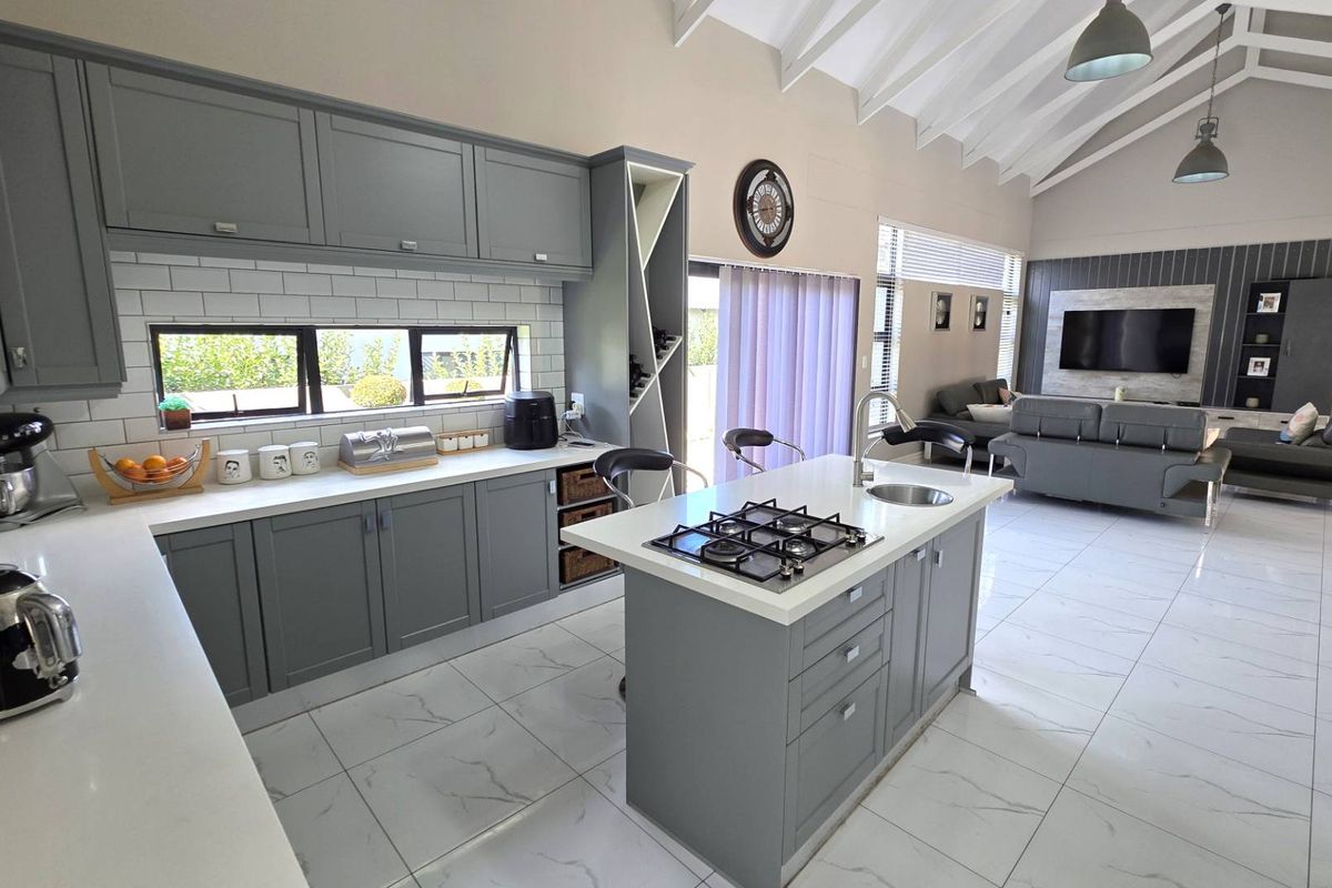 Modern 4 Bedroom Family Home in Leloko Lifestyle Estate - Photo 4