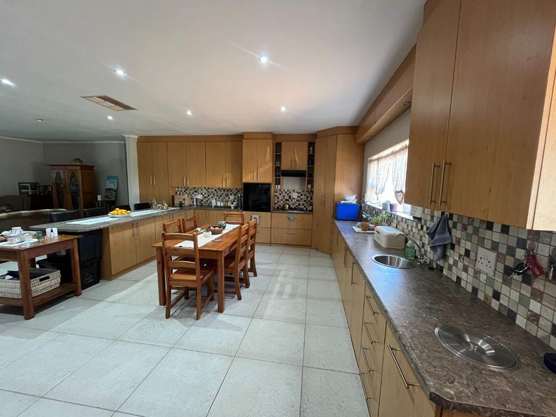 Lovely Family Home with Flat in a Sought-After Area - Photo 3