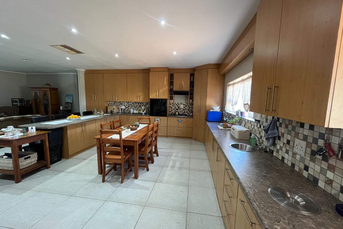 Lovely Family Home with Flat in a Sought-After Area - Photo 3