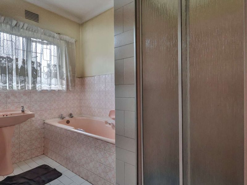 4 Bedroom Family Home in a Private Cul-de-Sac in Isipingo Hills - Photo 9