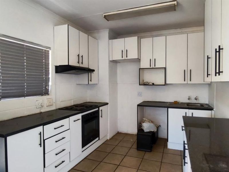 ** Charming 2-Bedroom Apartment with Modern Amenities** - Photo 6