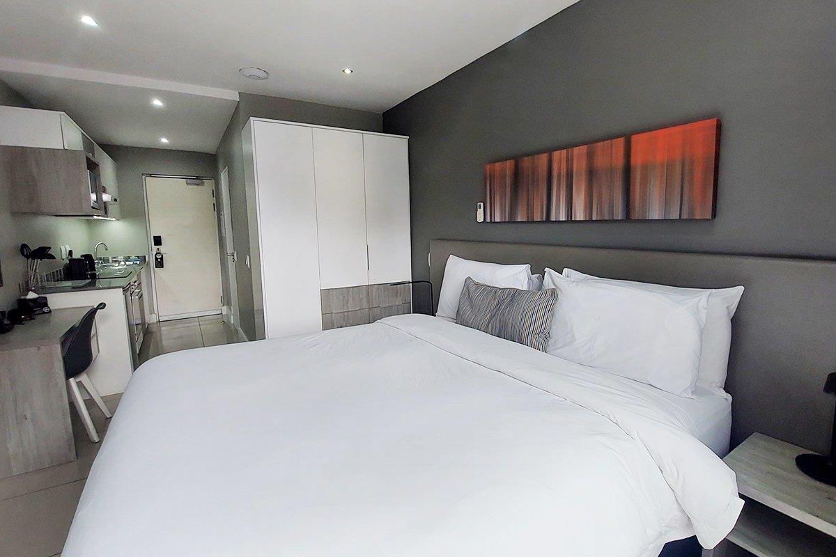 Luxurious Furnished Studio Apartment at The Capital on Bath - Photo 5