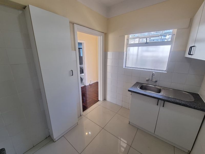 Unfurnished One-Bedroom Apartment To Let in Camps Bay! - Photo 7