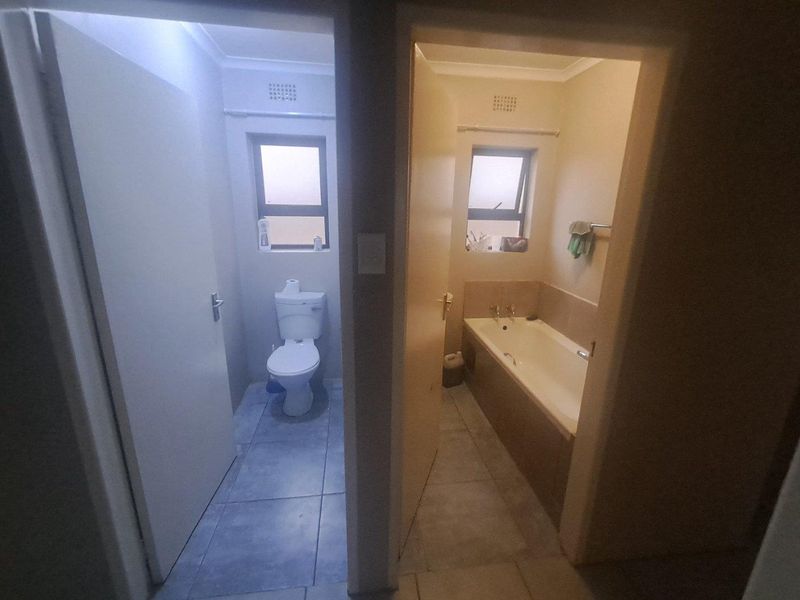 3 Stunning Bedroom In Clayville Ext 76 - Photo 6