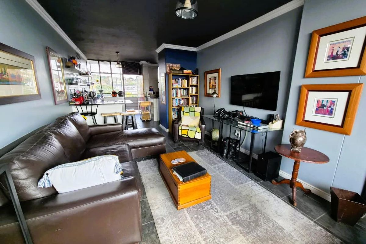 Bright, Modern & Perfectly Positioned - Photo 2