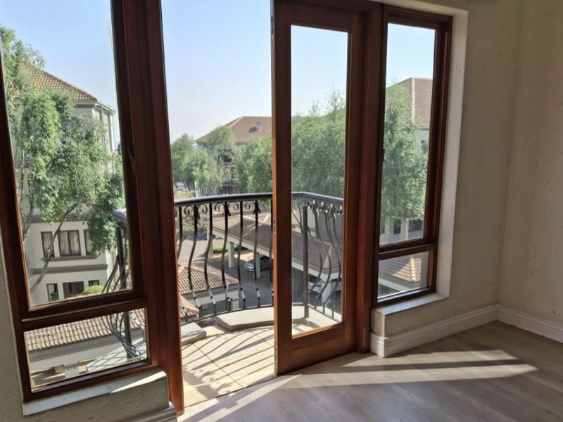 A GORGEOUS UNFURNISHED TWO BEDROOM DUPLEX - Photo 2