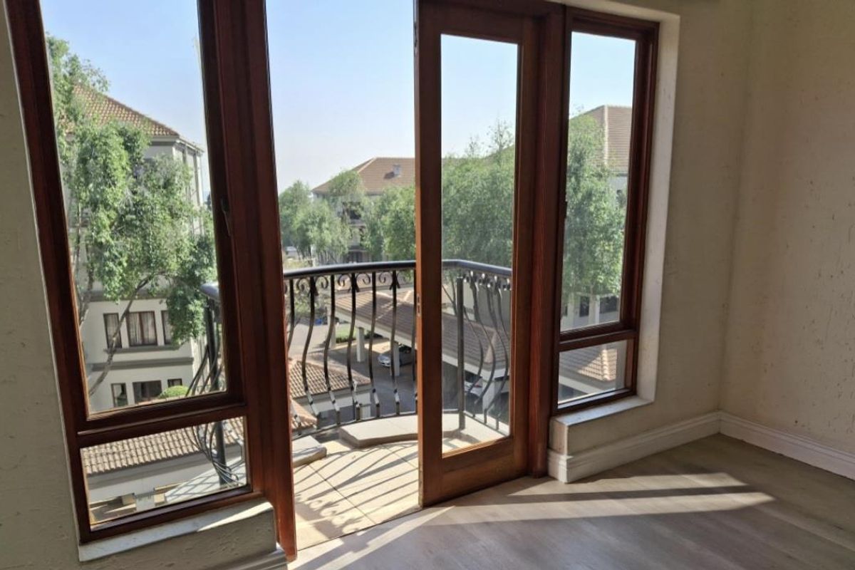 A GORGEOUS UNFURNISHED TWO BEDROOM DUPLEX - Photo 2