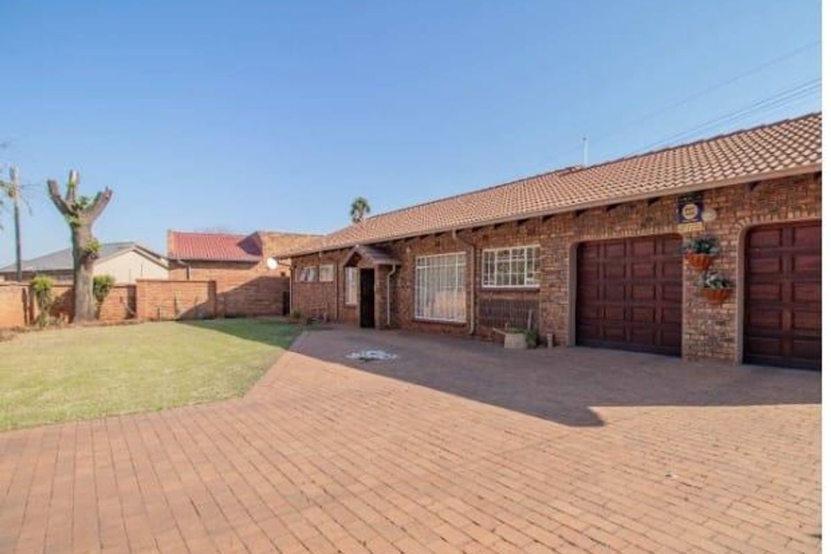 HAVE YOUR IN-LAWS IN THE SAME YARD, DIFFERENT WINGS - Photo 5