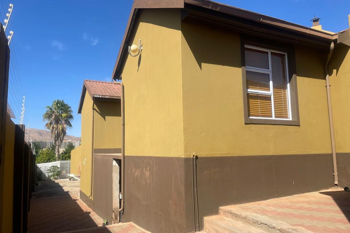 FOR SALE- HOUSE WITH 8 BEDROOMS IN OLYMPIA , WINDHOEK, NAMIBIA, IDEAL FOR EMBASSIES - Photo 4