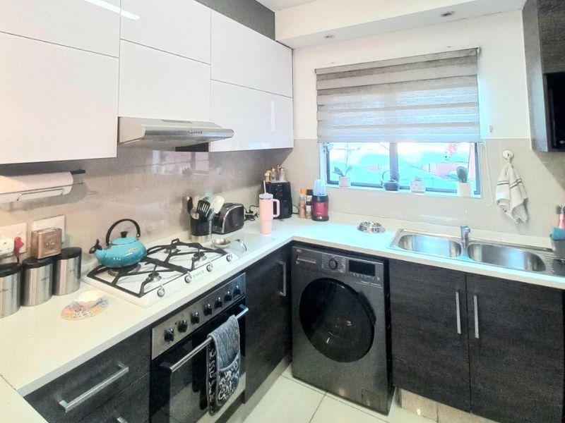 Morden Gem Apartment - Photo 2