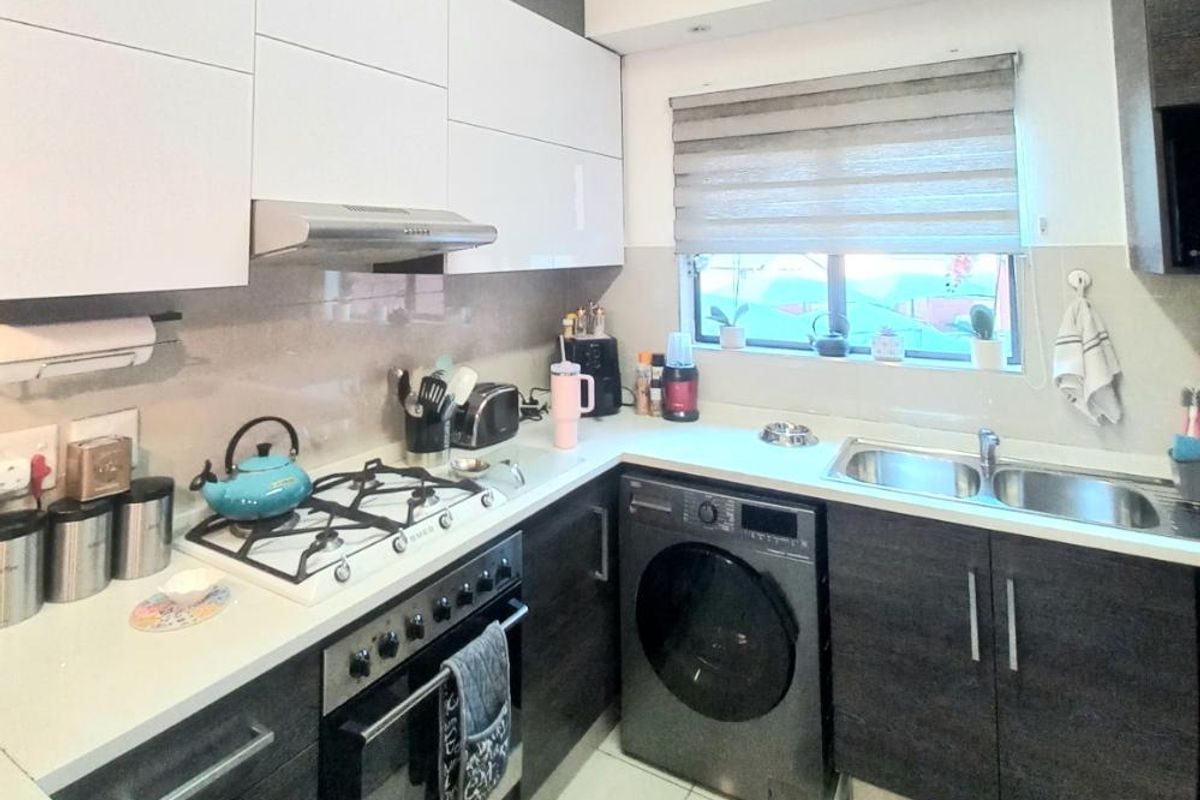 Morden Gem Apartment - Photo 2