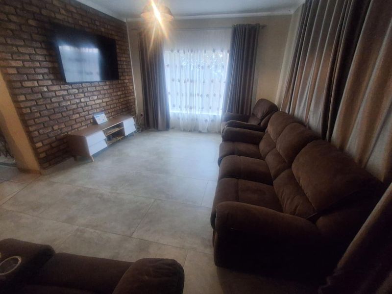 BEAUTIFUL LIVING IN THE HEART OF MULBARTON - Photo 8