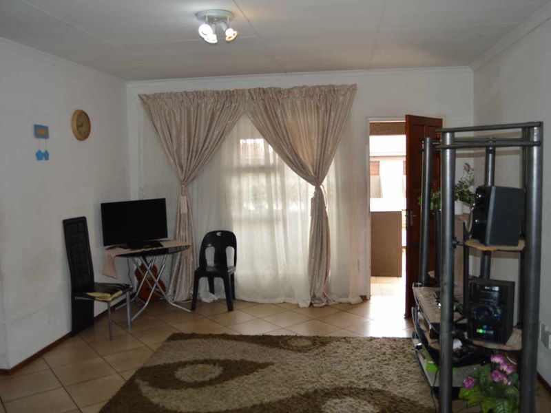 Three Bedroom Apartment/Flat for Sale in Albertsdal - Photo 7