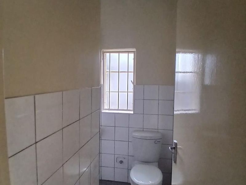 BACHELOR APARTMENT - Photo 5