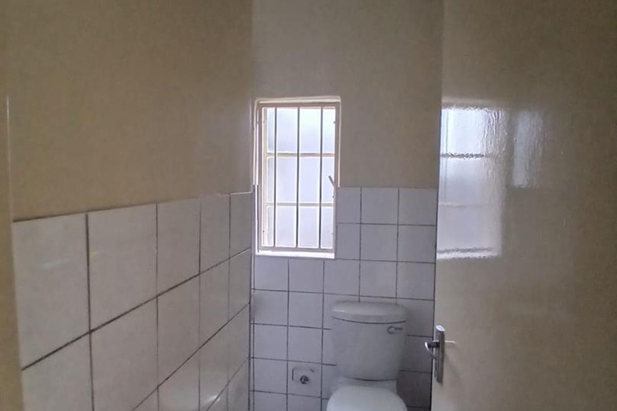 BACHELOR APARTMENT - Photo 5