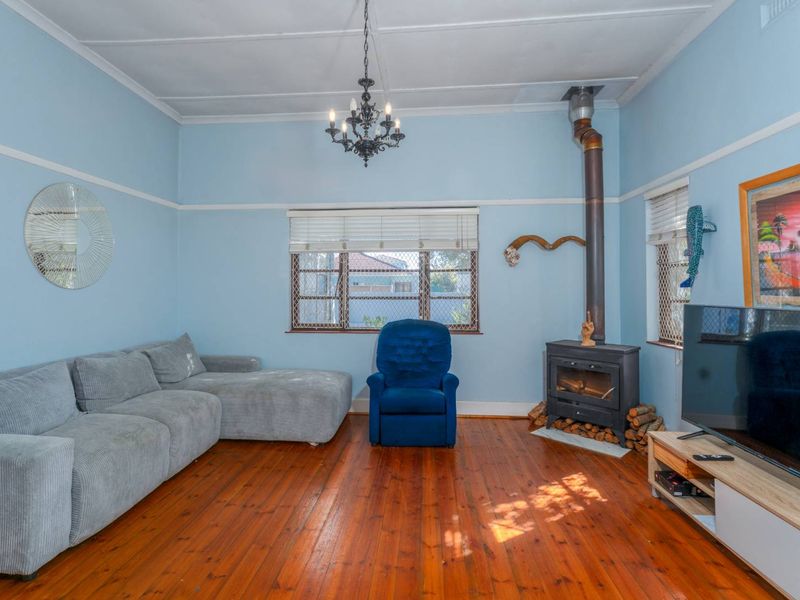 Charmimg Family home with Potential - Photo 9