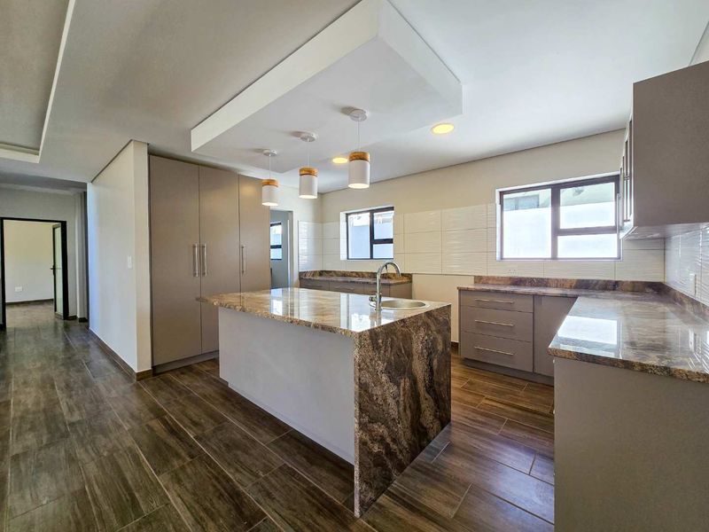 Expansive coastal luxury home for sale in Stilbaai-Wes. - Photo 10