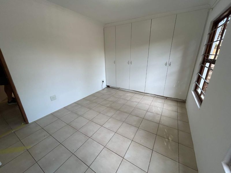 Spacious 2 Bedroom Cottage with Garage & Private Garden - Photo 10