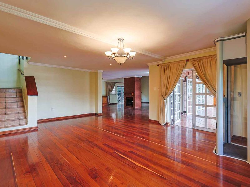 A Grand Canvas of Space & Light – Waiting for a Family to Call It Home - Photo 8