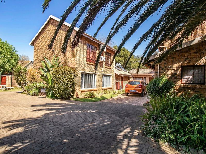 Expansive training lodge situated close to Grand Central Airport - Photo 2