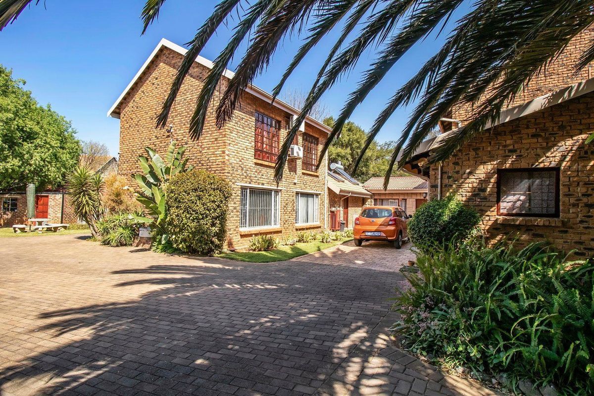 Expansive training lodge situated close to Grand Central Airport - Photo 2