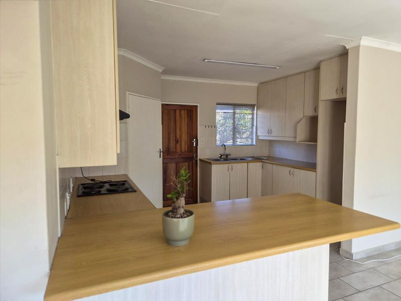 Spacious and light-filled 3-bedroom townhouse available to rent in the sought-after Ilala Palms complex in Eldoraigne. - Photo 8