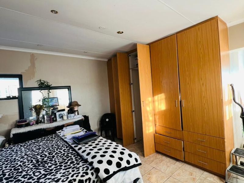 2-Bedroom Double Storey Freestanding House + 2 rooms outside( Income generating) - Photo 4