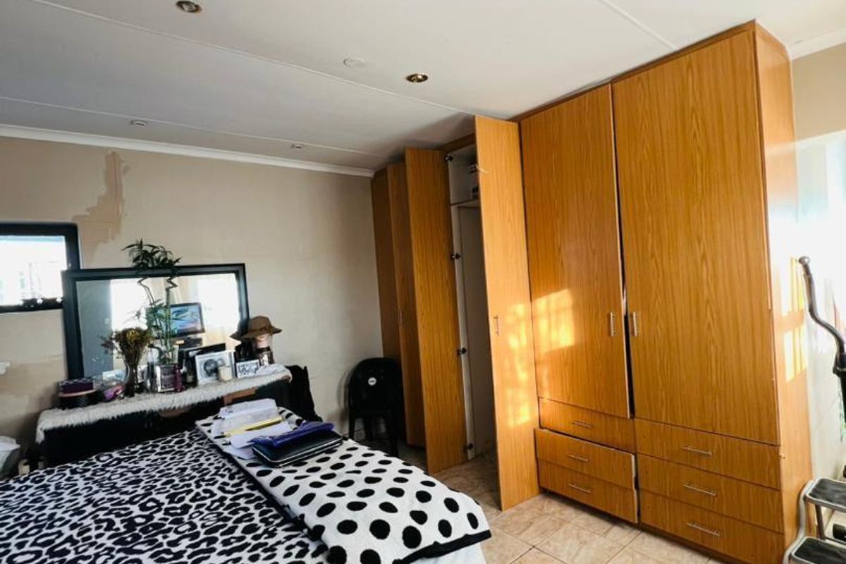 2-Bedroom Double Storey Freestanding House + 2 rooms outside( Income generating) - Photo 4