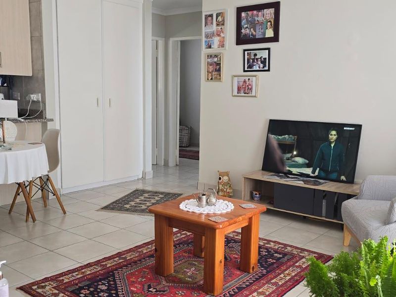 This lock up and go Investment upstairs unit is up for grabs in a 24 security complex. - Photo 8
