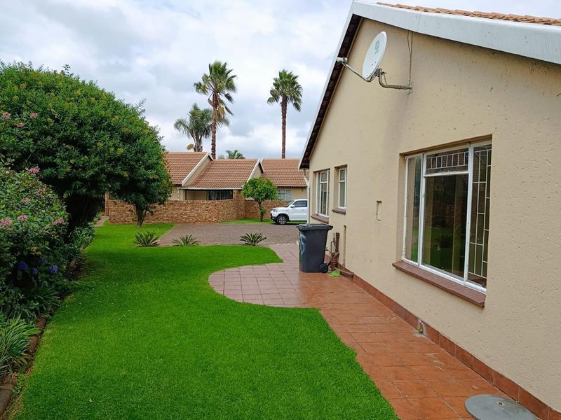 SUNNY 2 BEDROOM TOWNHOUSE - Photo 6