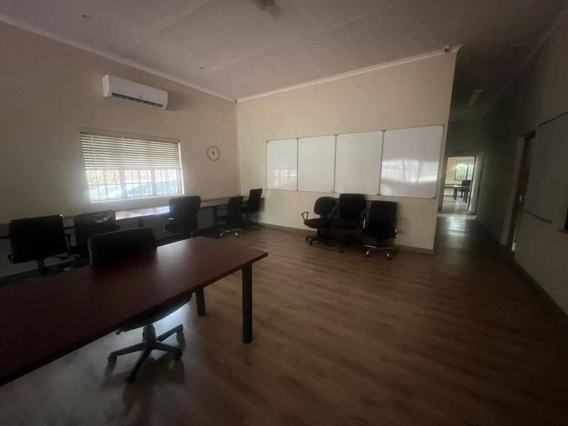 Spacious, Versatile Offices for Rent - Perfect for Your Team! - Photo 8