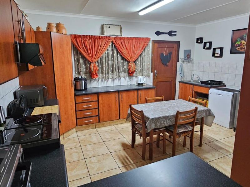 Spacious Family Living with Solar Power, Pool & Excellent Entertainment Areas - Photo 3