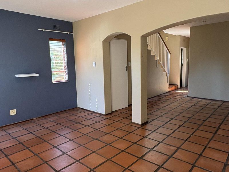 Gorgeous townhouse in well kept complex in Hennopspark! - Photo 8