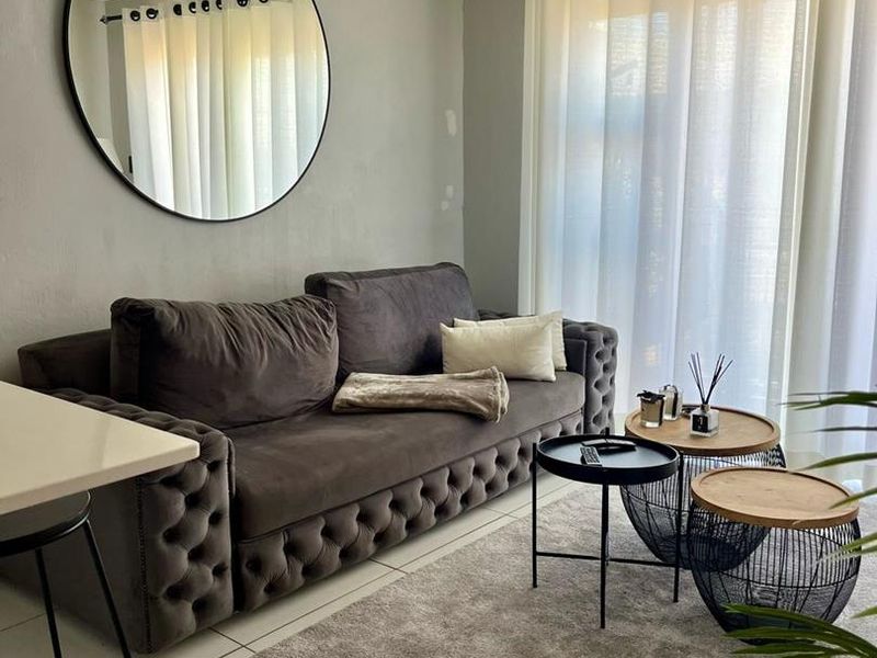 A BEAUTIFUL APARTMENT IN HONEYDEW AWAITS YOU - Photo 2