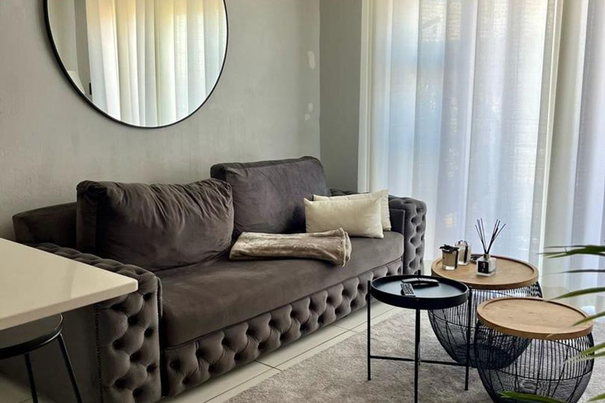 A BEAUTIFUL APARTMENT IN HONEYDEW AWAITS YOU - Photo 2