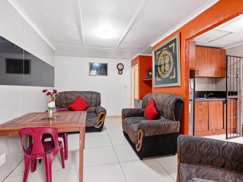 FREE STANDING ENCLOSED CORNER HOME - IN BEACON VALLEY - Photo 3