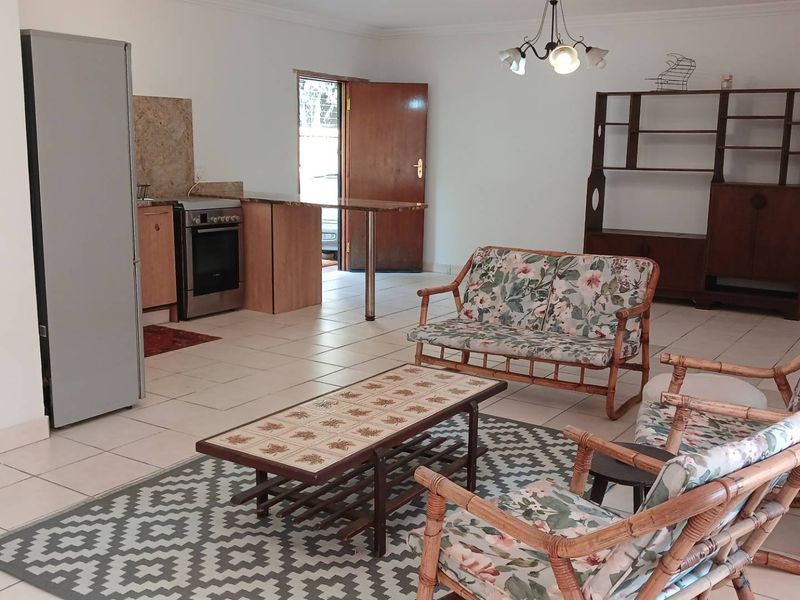 Spacious, Sunny 1 Bed Garden Flat to Let in Paulshof - Photo 3