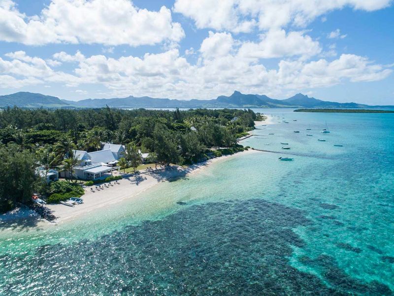 Villa Merea : Tropical Minimalist Living in a Preserved Sanctuary - Photo 2