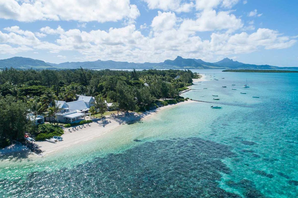 Villa Merea : Tropical Minimalist Living in a Preserved Sanctuary - Photo 2