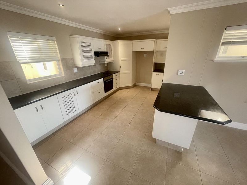 Stunning 3-Bedroom Townhouse with Panoramic Sea Views & Drive Up Access - Photo 6