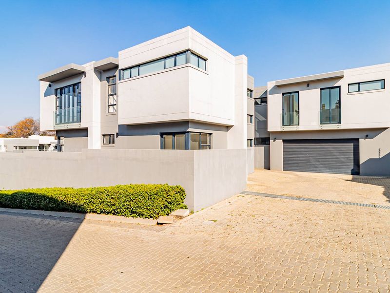 An Exceptional Opportunity in Bryanston – A Bespoke 5-Bedroom Luxury Residence in an Exclusive Enclave of Just Four Homes - Photo 1