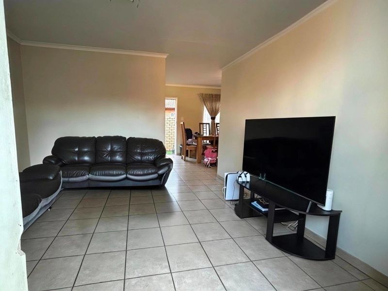 The Perfect 2Bedroom Simplex! - Photo 4