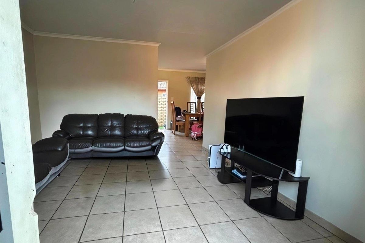 The Perfect 2Bedroom Simplex! - Photo 4