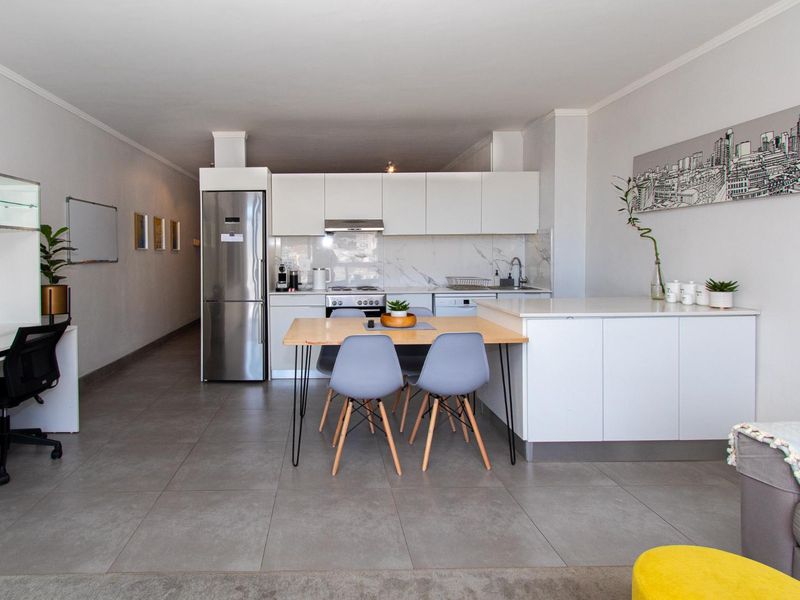 CITY LIVING WITH TABLE MOUNTAIN VIEWS - Photo 4