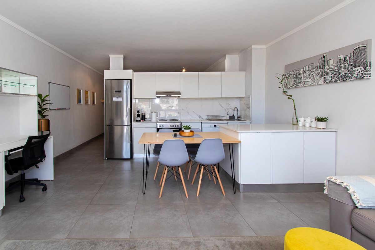 CITY LIVING WITH TABLE MOUNTAIN VIEWS - Photo 4