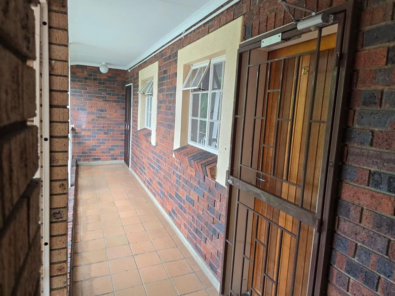 Newly Renovated Commercial Property for Rent – Prime Location - Photo 8