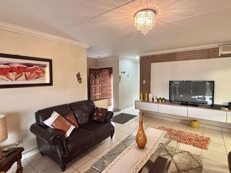 Modern Family Home with Separate 4-Bedroom Flatlet and Poolside Living - Photo 10