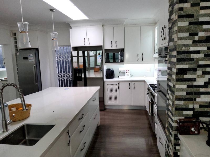 ***Exquisite Family Home in Quiet Neighborhood** - Photo 7